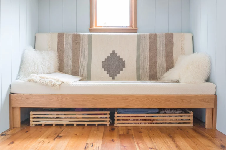 The sofa bed, in sofa mode (Photo: Güte)