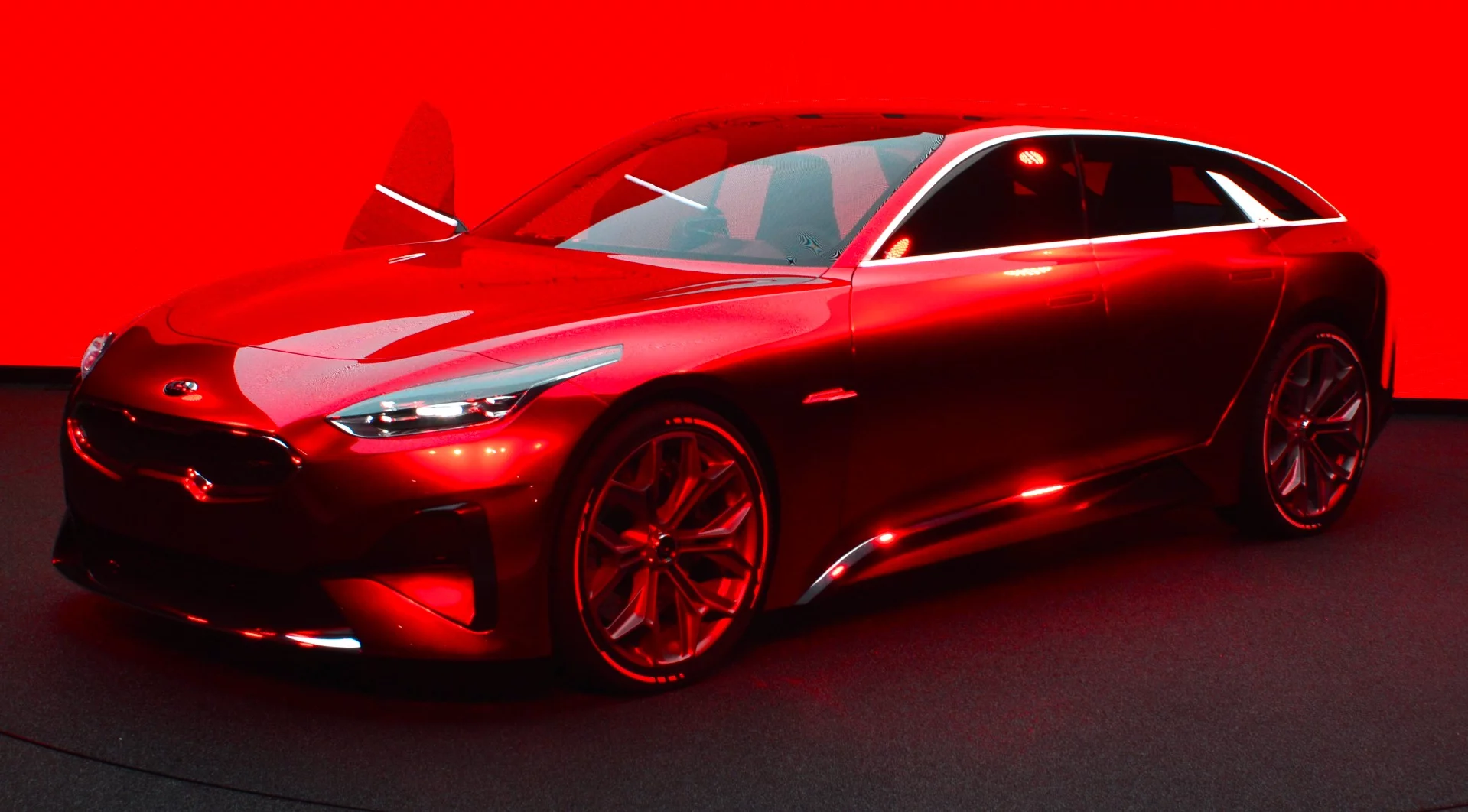 The Proceed is a styling exercise and Kia didn't release powertrain specs – we like to imagine the Stinger's 365-hp twin-turbo V6 running the show