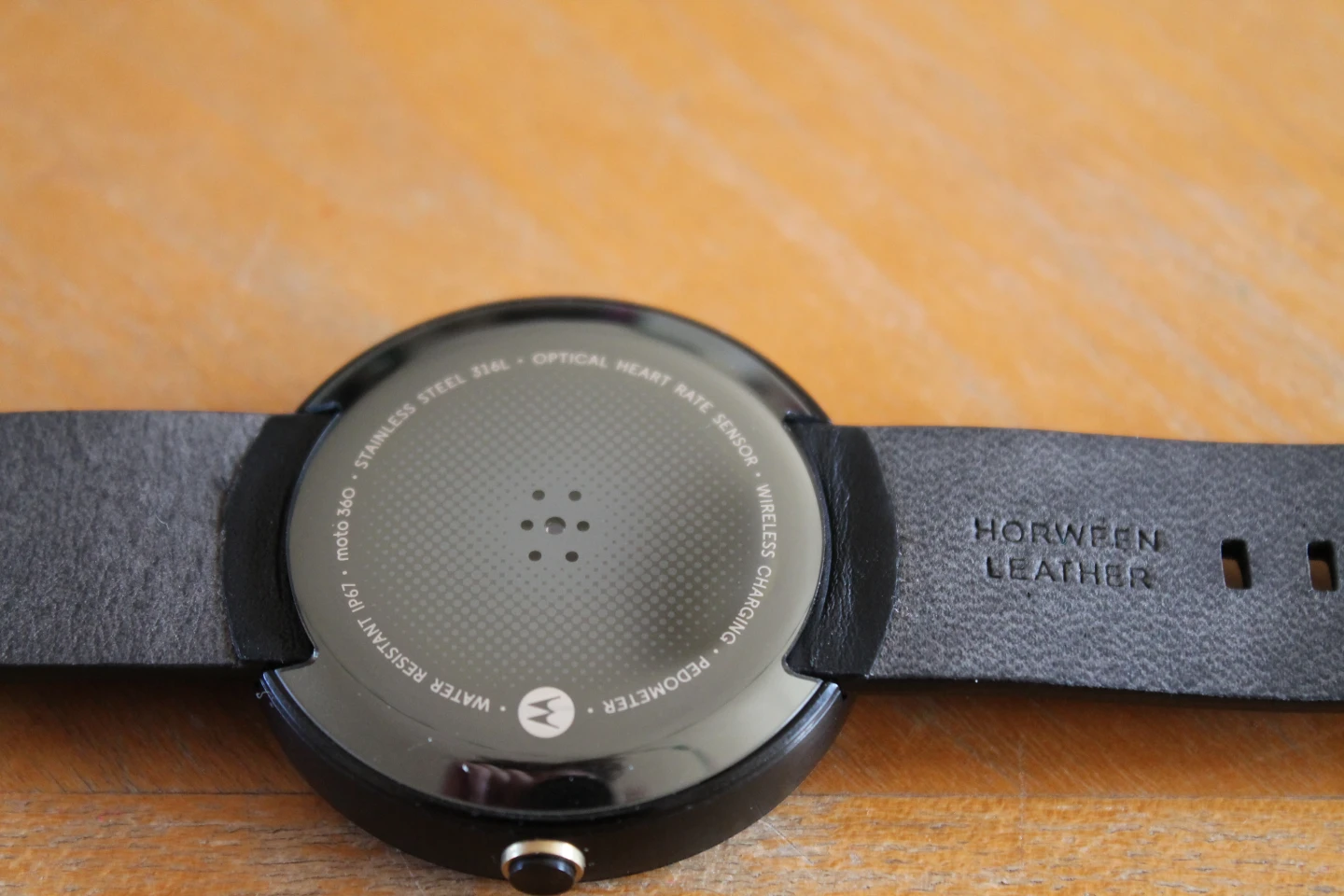 The rear of the watch and leather strap (Photo credit: Eric Mack/Gizmag.com)