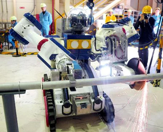 Mitsubishi Heavy Industries' MHI-MEISTeR can hold a pipe while it cuts it with a tool (Photo: 47 news)