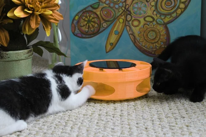 IrresistiCat is designed by Solar Chaser, a firm responsible for a solar-powered cat toy released in 2013