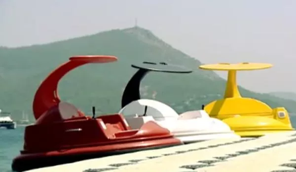 Waterbuggy's round deck has been designed to accommodate three people, who are additionally protected against the sun with the twisted tail