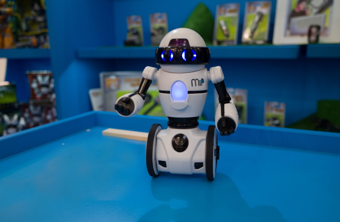 Different modes mean the MiP Robot can also dance to music, balance things on its tray or perform tricks (Photo: Simon Crisp/Gizmag.com)