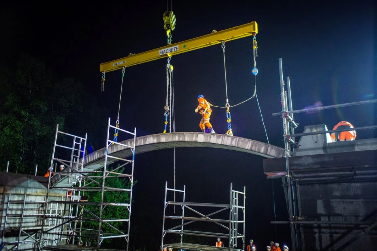 A FlexiArch bridge being installed at Pleasington Golf Club in Blackburn, UK (Photo: Emma Martin, Story Contracting)