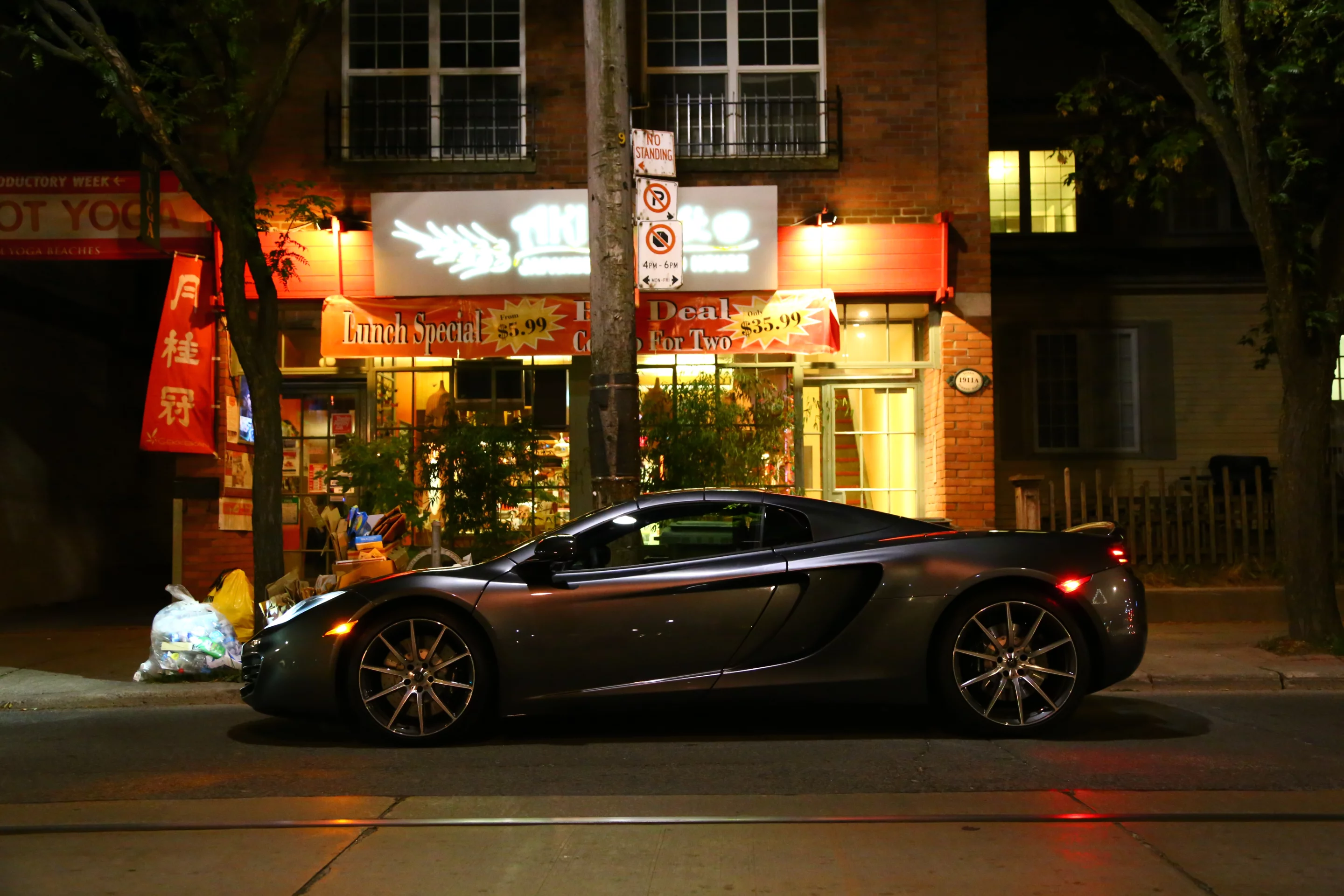 The photogenic 12C at night on Toronto's Queen Street (Photo: Angus MacKenzie/gizmag.com)