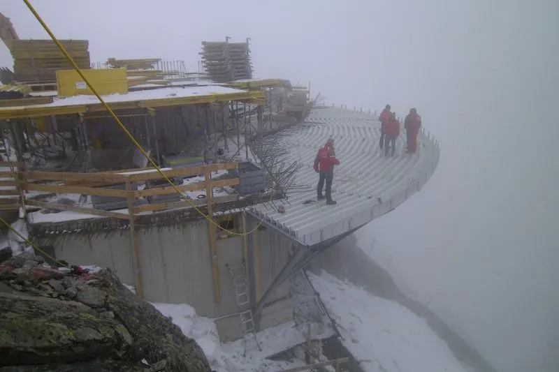 During construction of the Wildspitzbahn cable car and visitor center workers faced icy weather conditions (Image: Pitztaler Gletscherbahn)