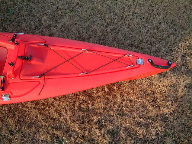The hatch of the main cargo compartment also features bungee cords