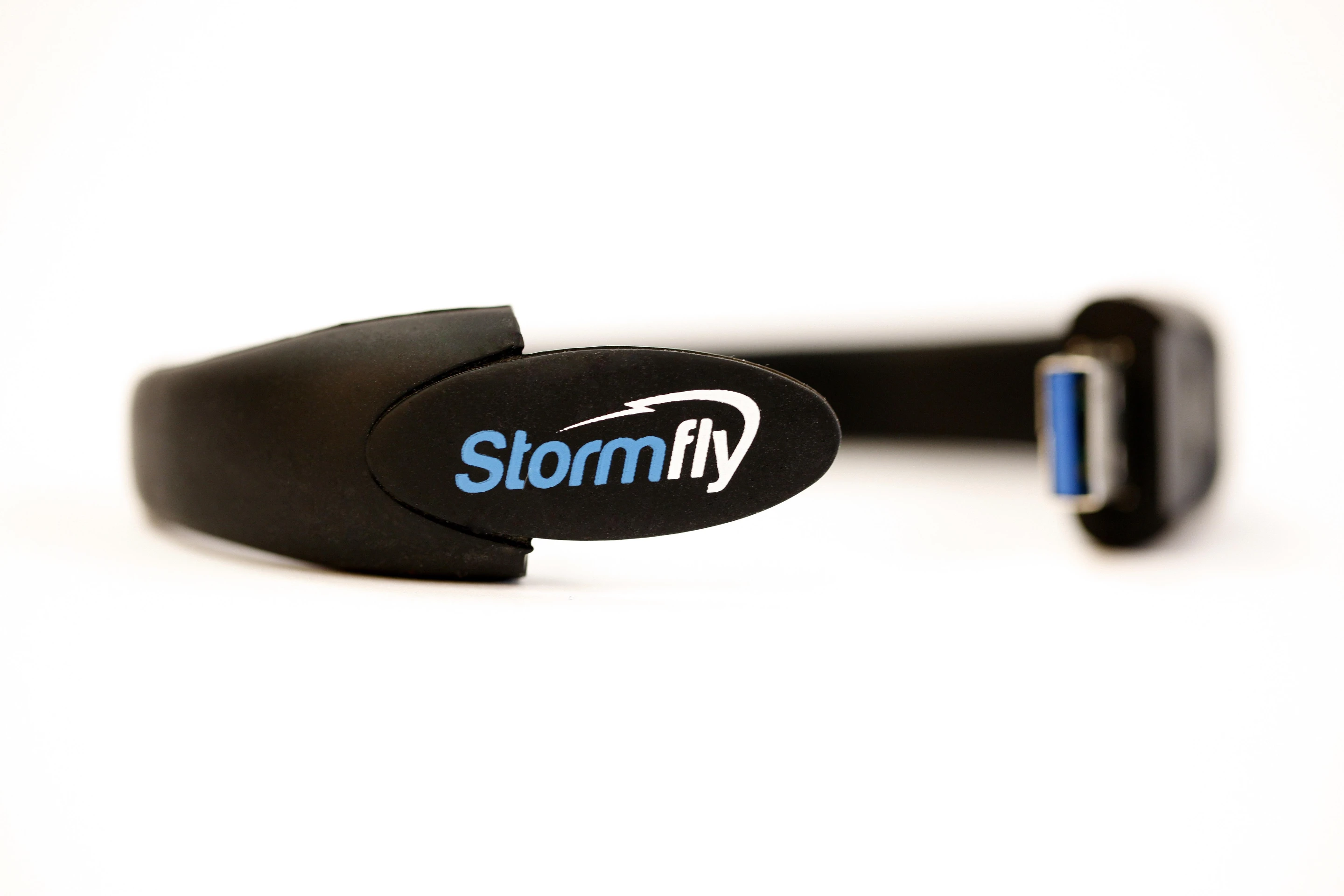 StormFly boasts fast read/write speeds thanks to the inclusion of USB 3.0, benefits from 128-bit encryption, and makes use of a host machine's system memory