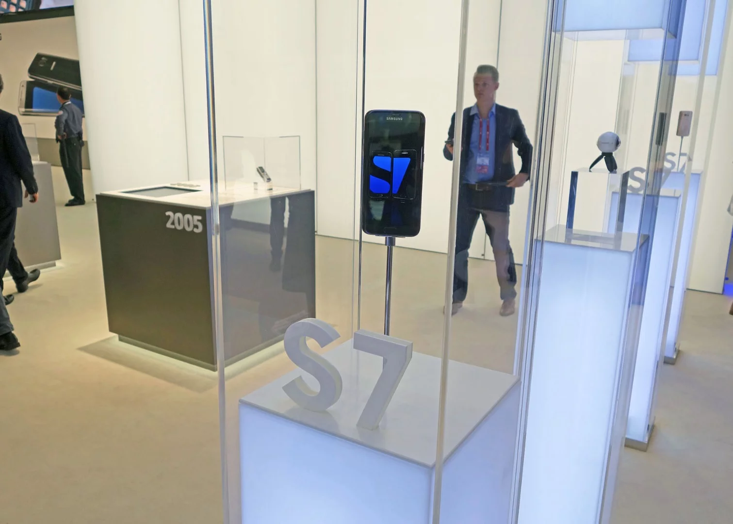 Samsung used the event to launch its Galaxy S7 and S7 Edge smartphones