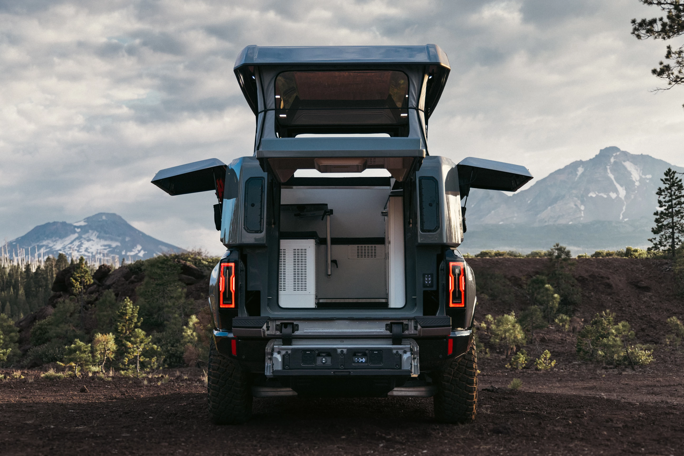 Two exterior side compartments offer space for recovery gear and more
