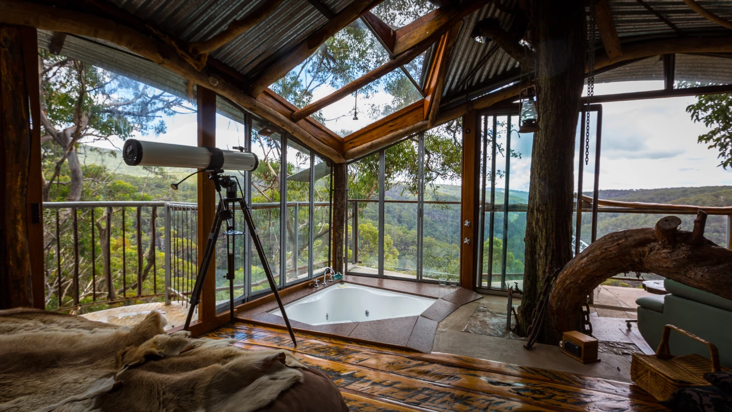 Lionel Buckett on the Blue Mountains Cabins Treehouse: "It's an amazing place to have a shower in a lightning storm - there's glass all around." (Photo: Loz Blain/Gizmag)
