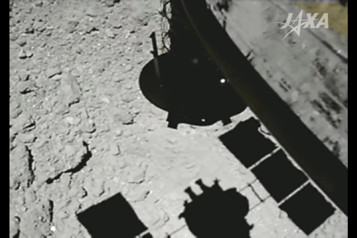 A still captured from the video, showing Hayabusa 2 moments before touching down on Ryugu