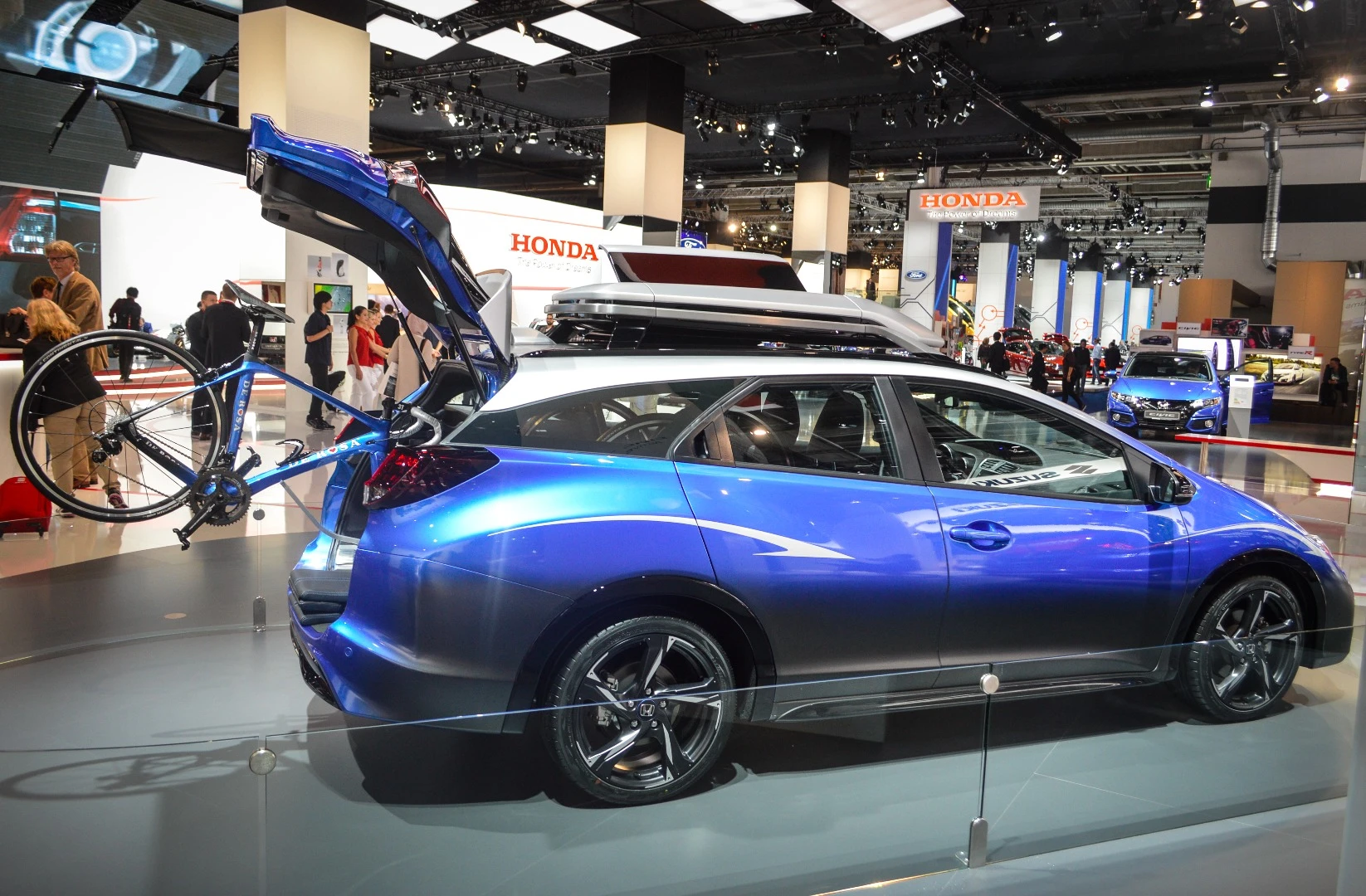 The Active Life concept's bike carrier also plays the role of maintenance stand