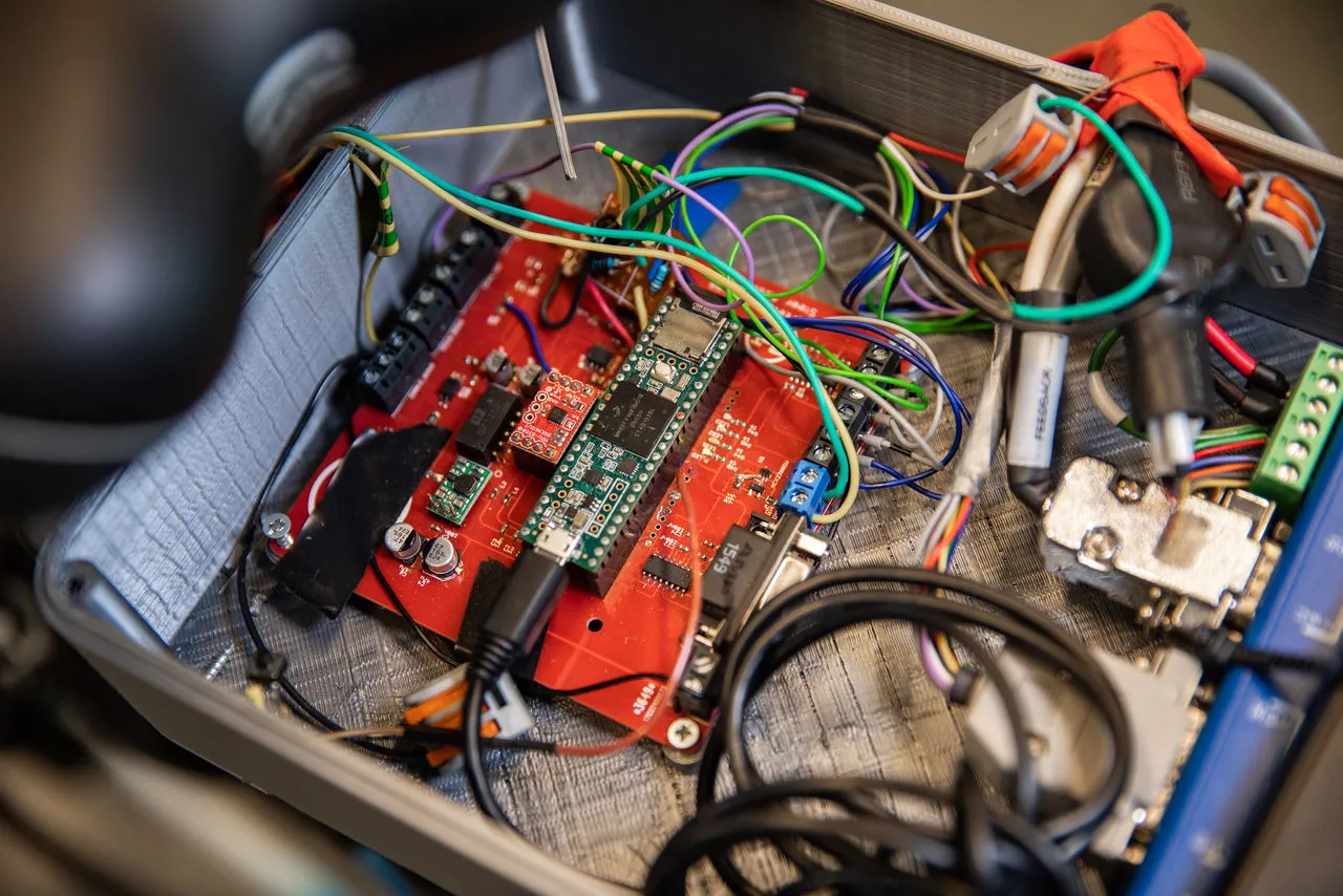 An inertial measurement unit (an accelerometer/gyroscope combo) tracks the bike's movements at speeds over 4 km/h (2.5 mph) – motion data is analyzed by an onboard microprocessor