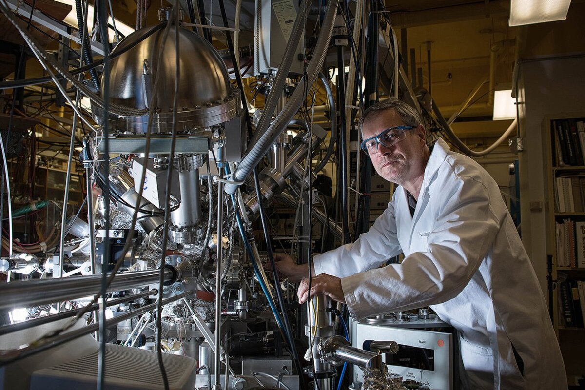 Konstantinos Giapis, with the reactor that converts carbon dioxide into molecular oxygen