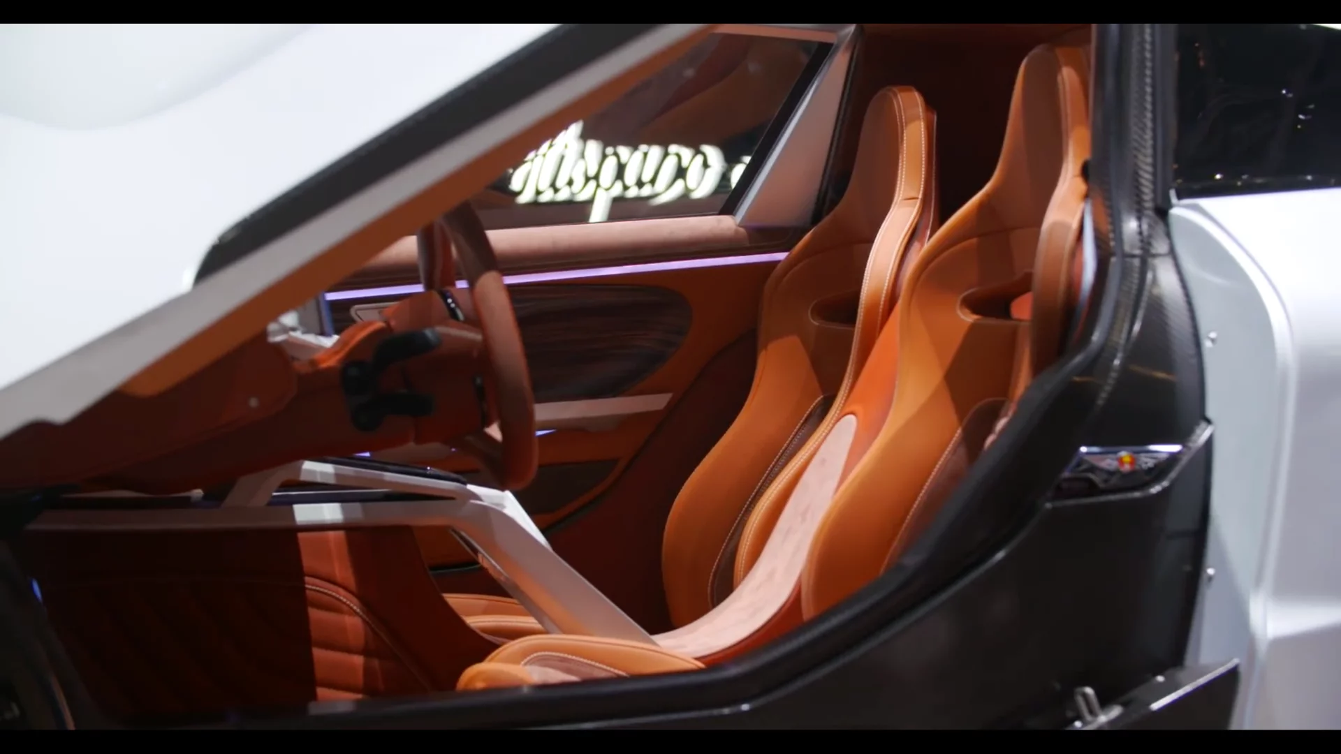 Hand-sewn leather/Alcantara seats