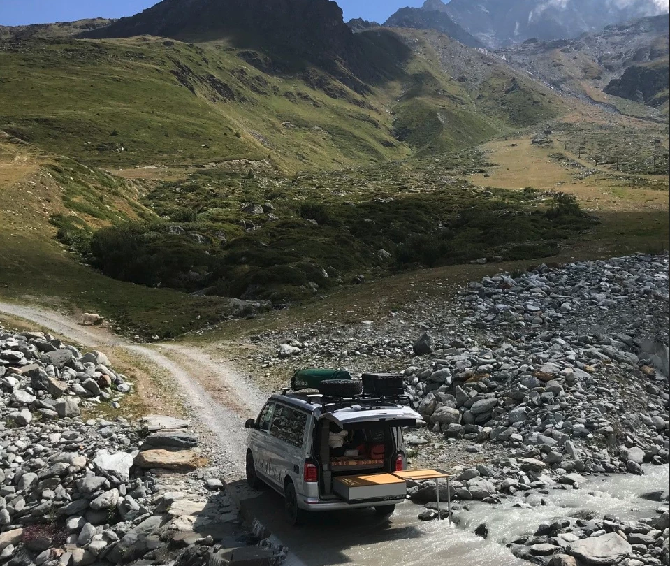 With an AWD Volkswagen California or Multivan and a Calicamp slide-and-fold unit, your kitchen walls open up infinitely