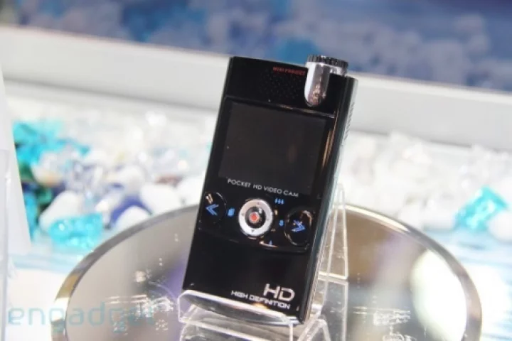 DigiLife DDV-JF1 puts an HD video recorder AND projector in your pocket