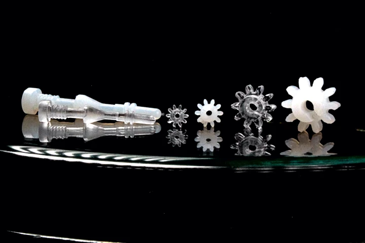 Examples of objects made using the new process, in their initial polymer (white) and final quartz glass (clear) forms