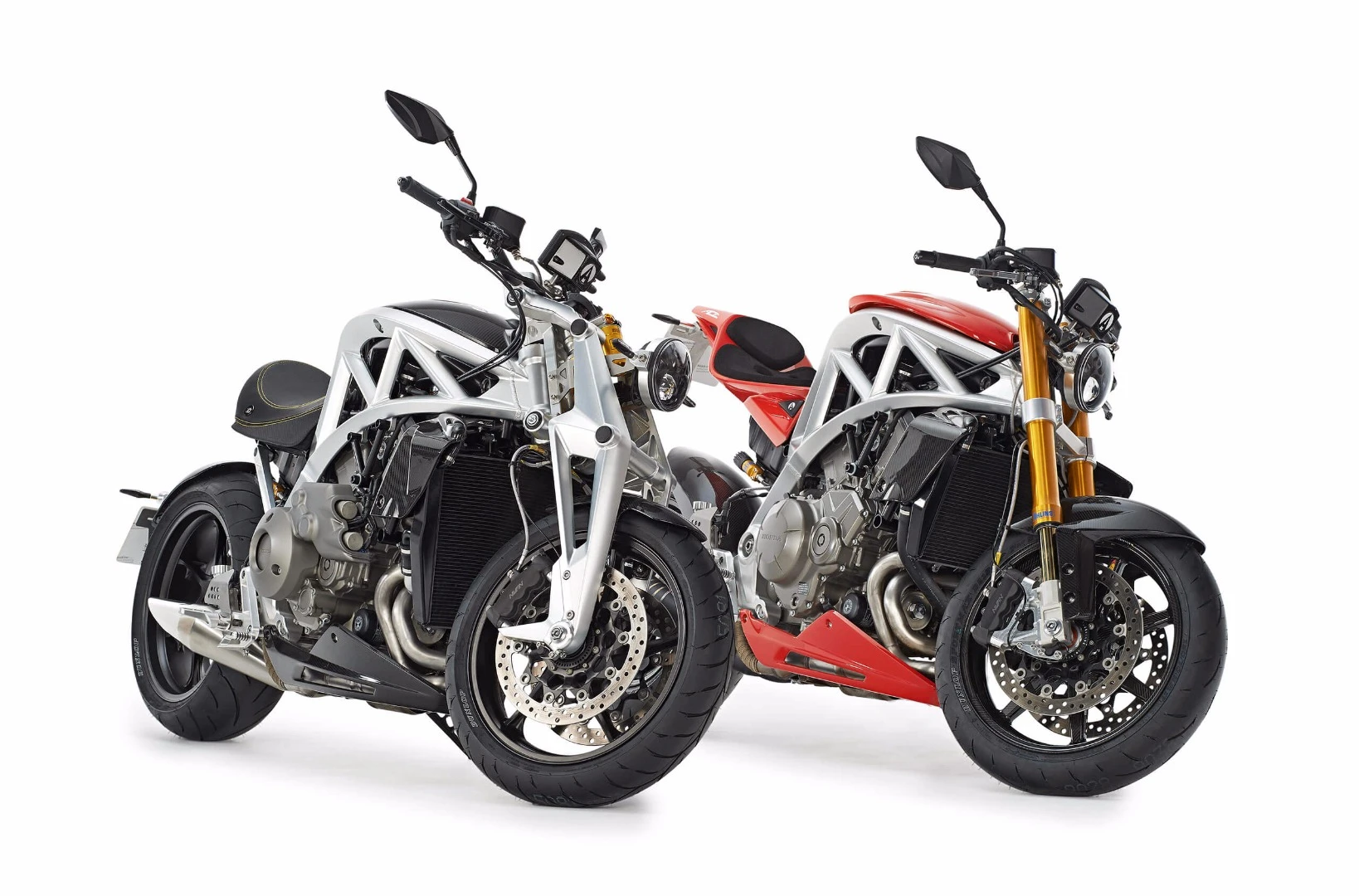 The Ariel Ace can be ordered with either VFR's stock Showa or Ohlins forks, but also with classic-looking Girder forks. The Ace R, on the other hand, comes with a special Ohlins kit