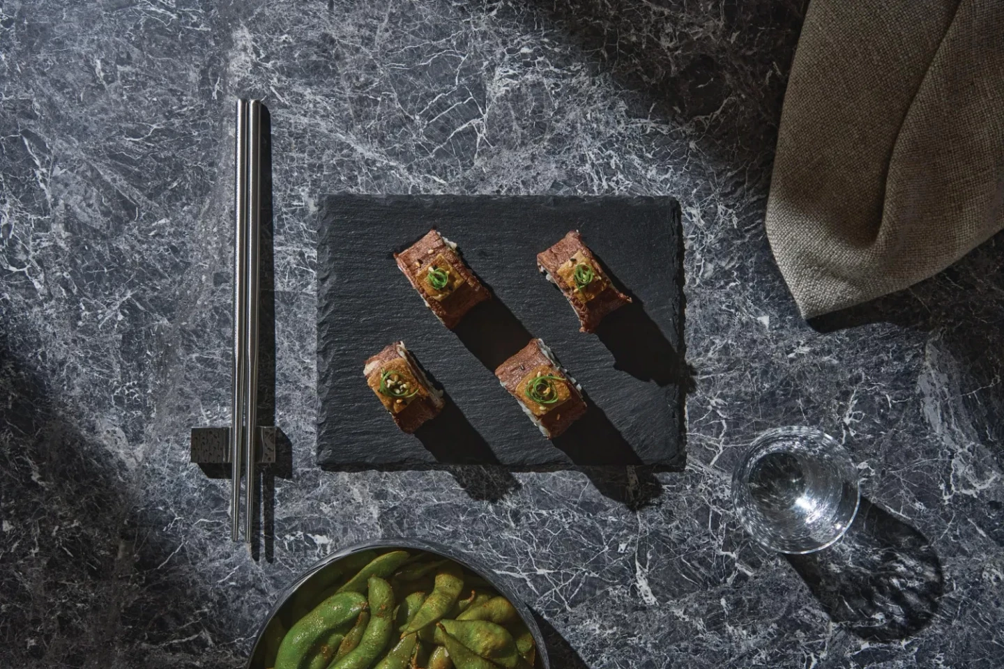 Okay, this Forged Gras Uramaki Sushi with spring onions and sesame seeds looks scrumptious