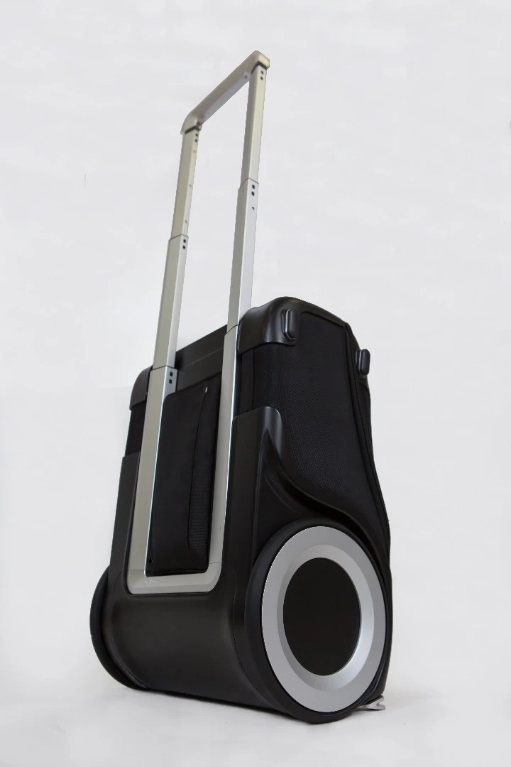 The G-RO has an aircraft-grade aluminum handle, which is said to extend 6 inches (152 mm) farther than the industry standard