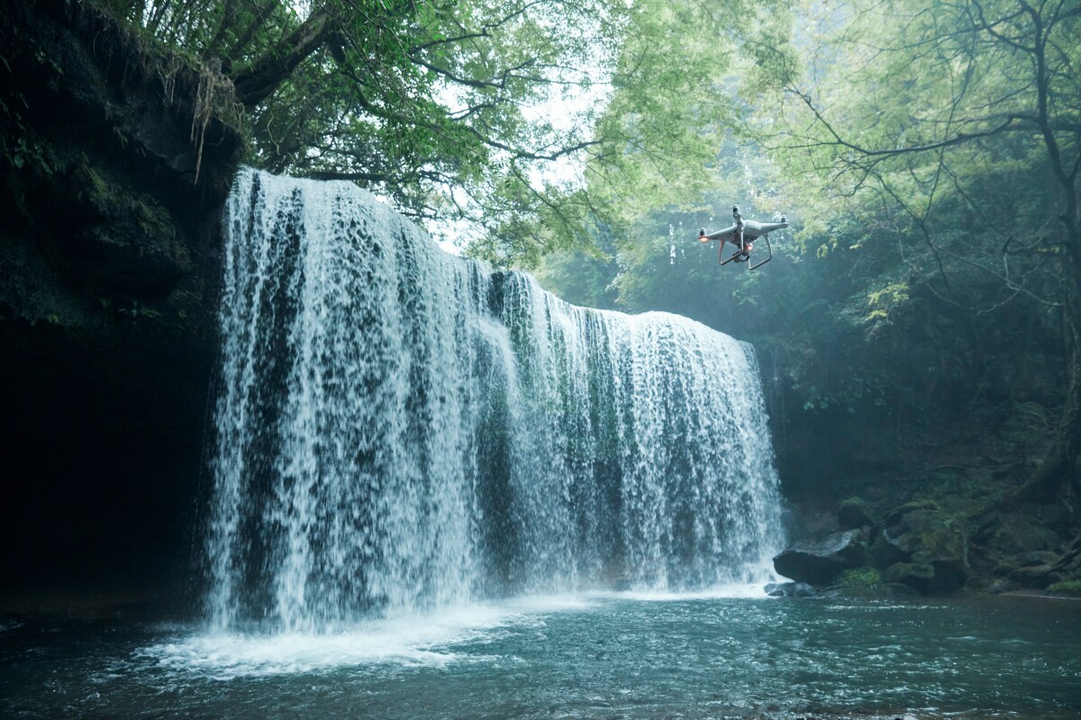 DJI Phantom 4 Pro: safer than ever to fly in complex environments thanks to multidrectional obstacle avoidance technology
