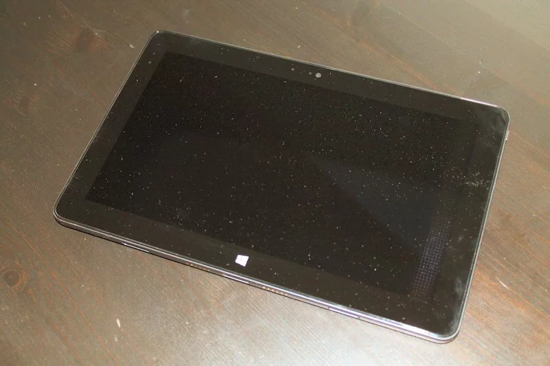 The Venue 11 Pro measures 11.73 x 6.97 x 0.4 in (29.8 x 17.7 x 1 cm) (Photo: Stu Robarts/Gizmag)