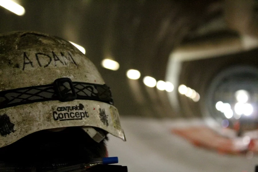 Hard-hats, earplugs, dust-masks, gloves and other protective equipment is required (Photo: Stu Robarts/Gizmag)