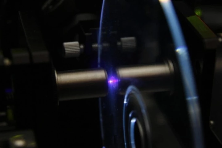 Overlapping blue lasers recording holograms in a GE micro-holographic disc