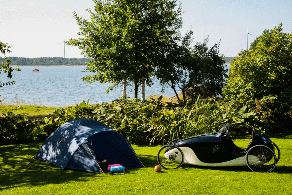 The current Kinner prototype is 285 cm long (112 in), 100 cm wide (39 in) and has a 220-cm (87-in) wheelbase, allowing it to be legally classified as an electrically assisted bicycle – in Finland, at least