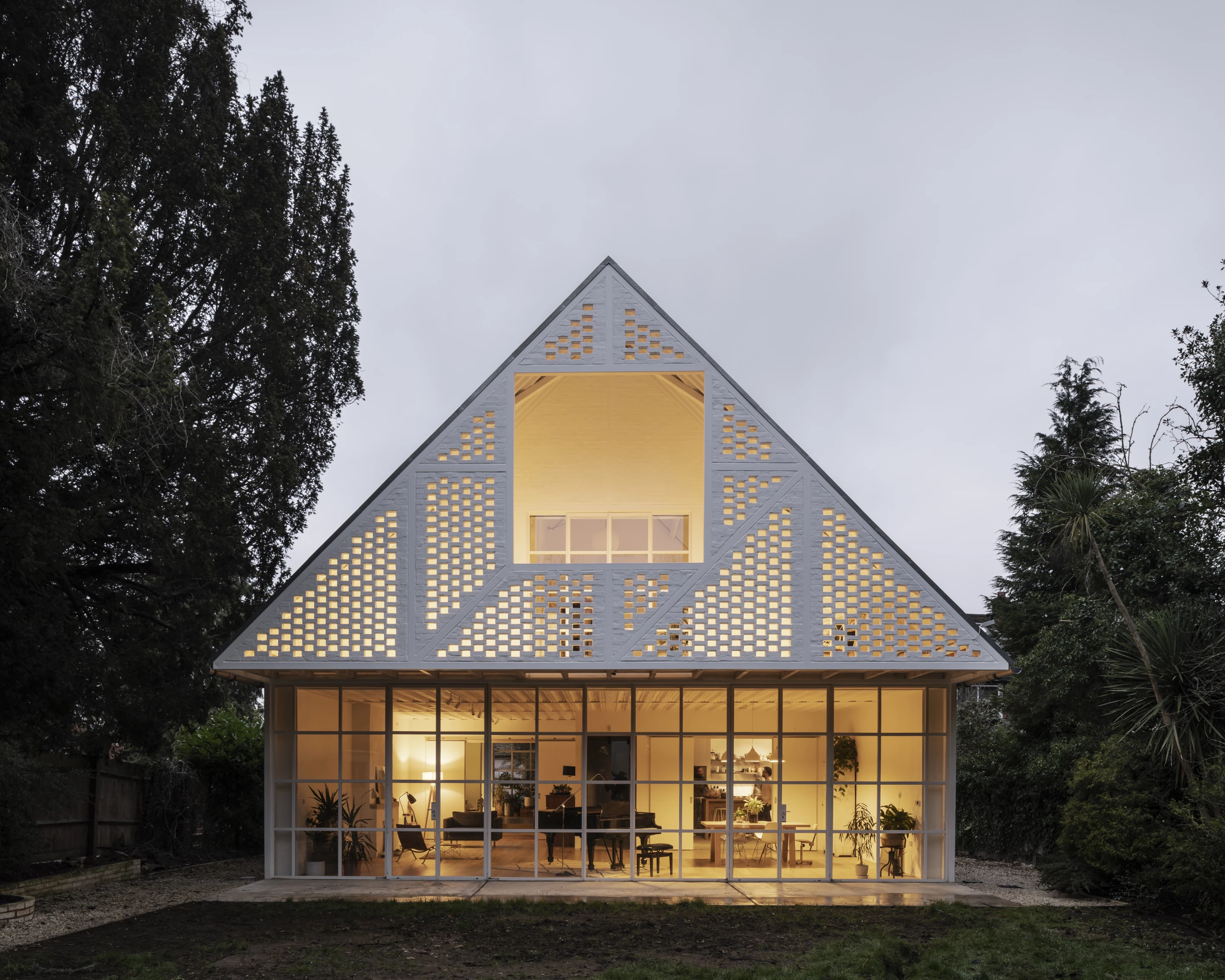 Surbiton Springs was designed by Surman Weston and is located in London. It consists of a new-build, two-story house defined by its eye-catching exterior and minimalist interior design