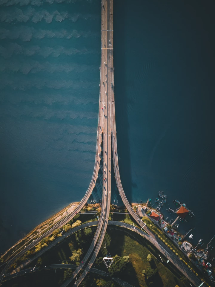 The 13.5-km Penang Bridge highway is the second-longest bridge in Malaysia. It was built in 1985 and until 2014 it was the only road connection between Peninsular Malaysia and Penang Island.