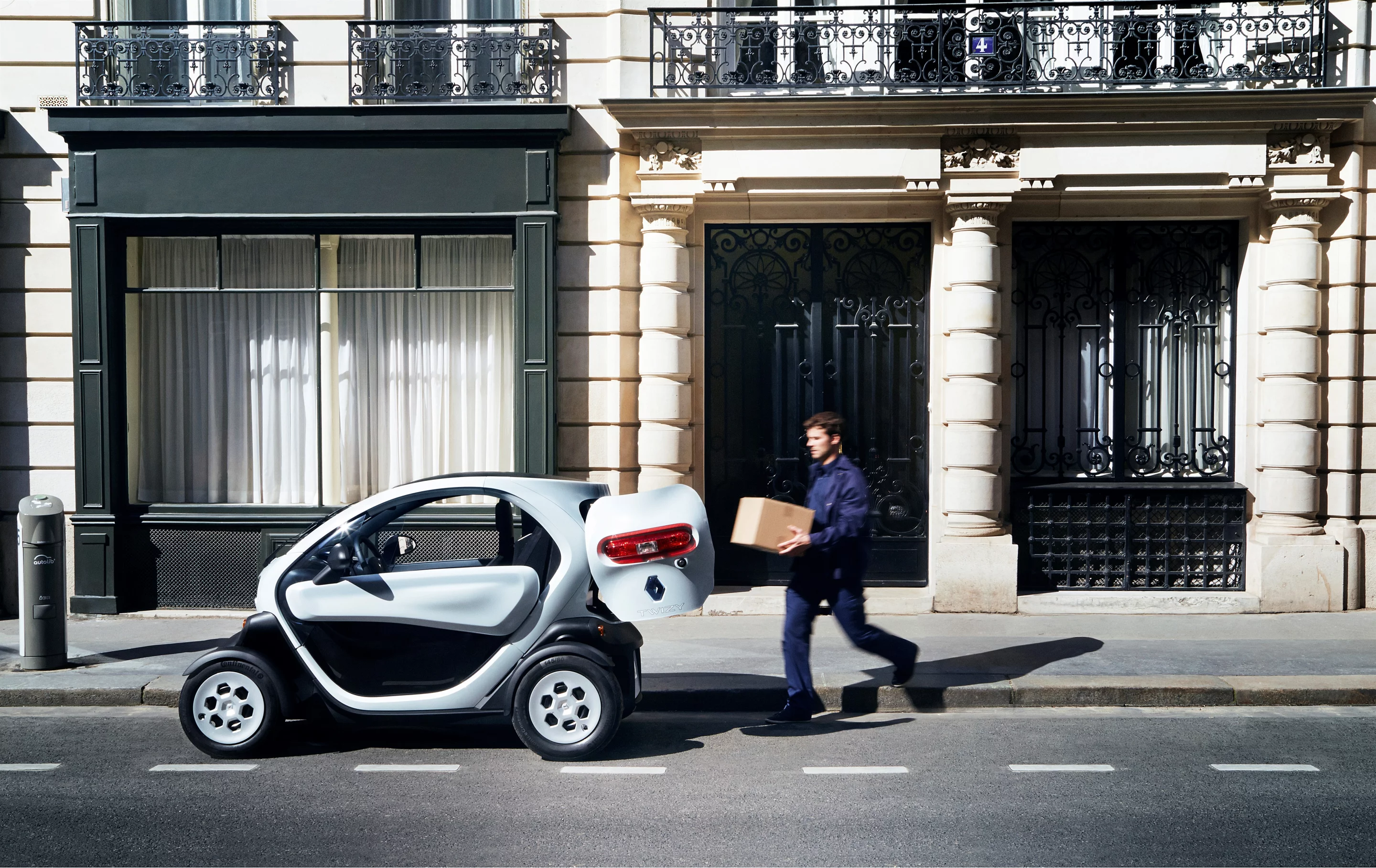 The Twizy Cargo is aimed at delivery concerns like couriers or postal services, but could also be a good fit for mobile technicians such as IT engineers or auto mechanics
