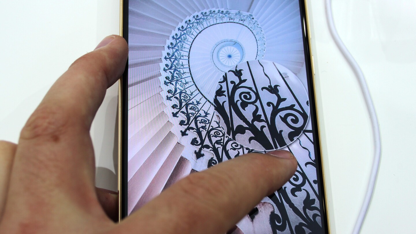 You can use the Force Touch to zoom in on photos in the phone's galler