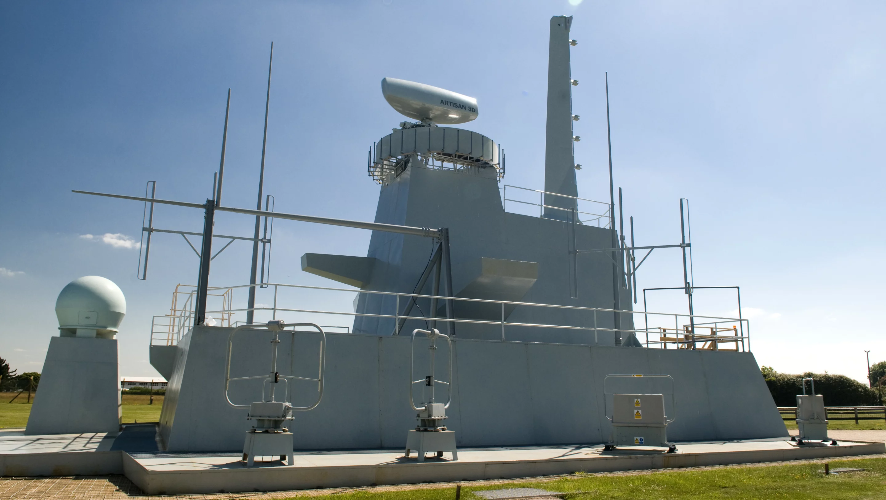 Artisan 3D Medium Range Radar Type 997 on a Queen Elizabeth Class mockup