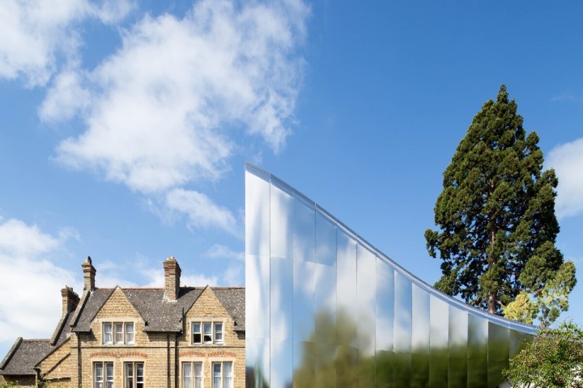 Zaha Hadid completes stainless steelclad facility at Oxford University