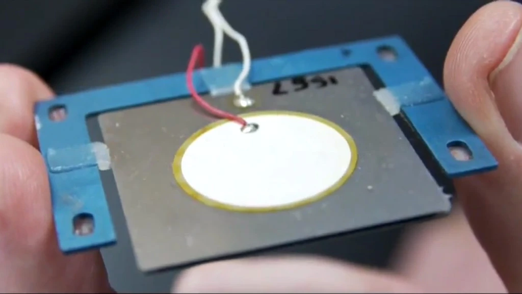 GE's dual piezo cooling jet consists of a piezoelectric material (the blue bit) attached to two nickel discs