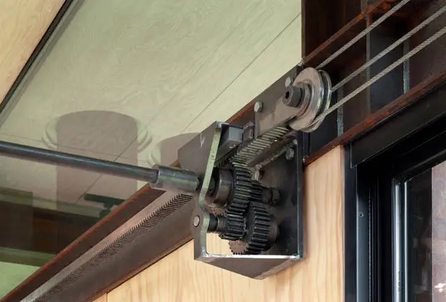 Detail of the Delta Shelter's shutter-controlling drive mechanism (Photo: Olson Kundig Architects/Tim Bies)
