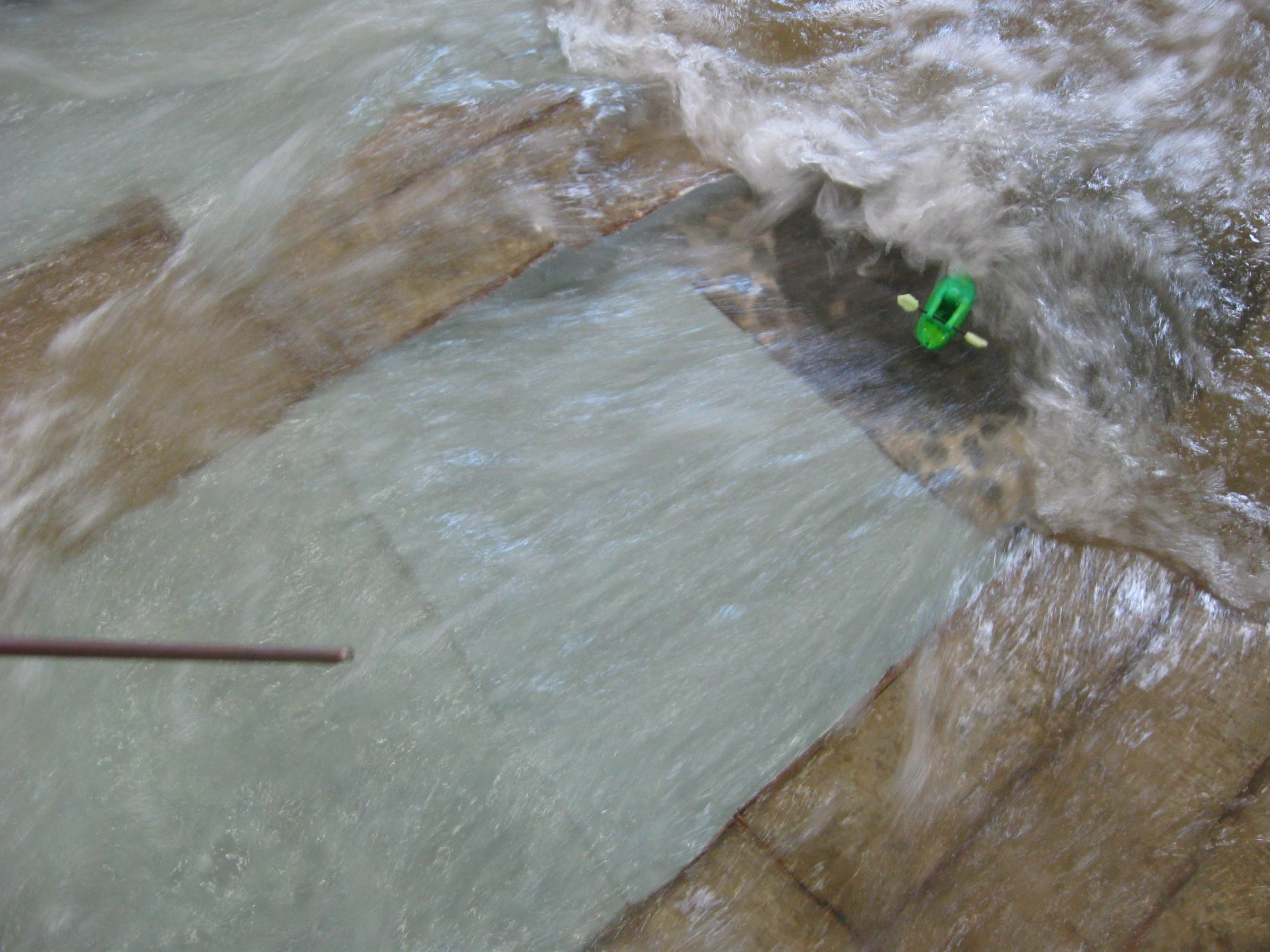The foam kayaker, riding the wave created by the ledge (Photo: Gizmag)