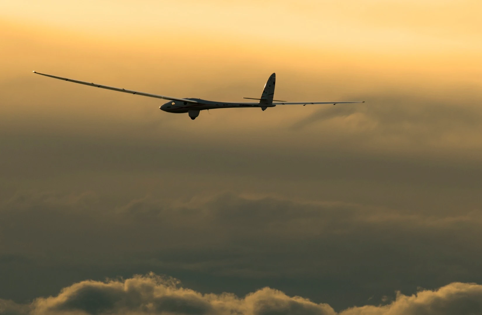 Airbus' Perlan 2 glider hit an unprecedented 76,000 ft (23,000 m) altitude on Sunday