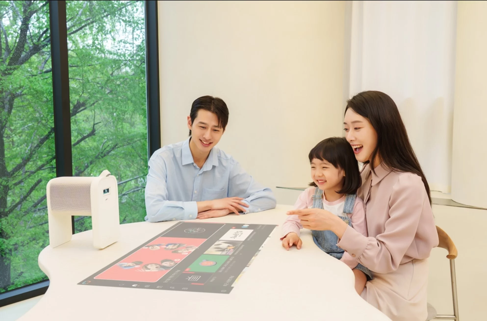 The triple-laser light source is rated for 560 ISO lumens only, but auto optimization technologies are said to optimize visuals for daytime viewing