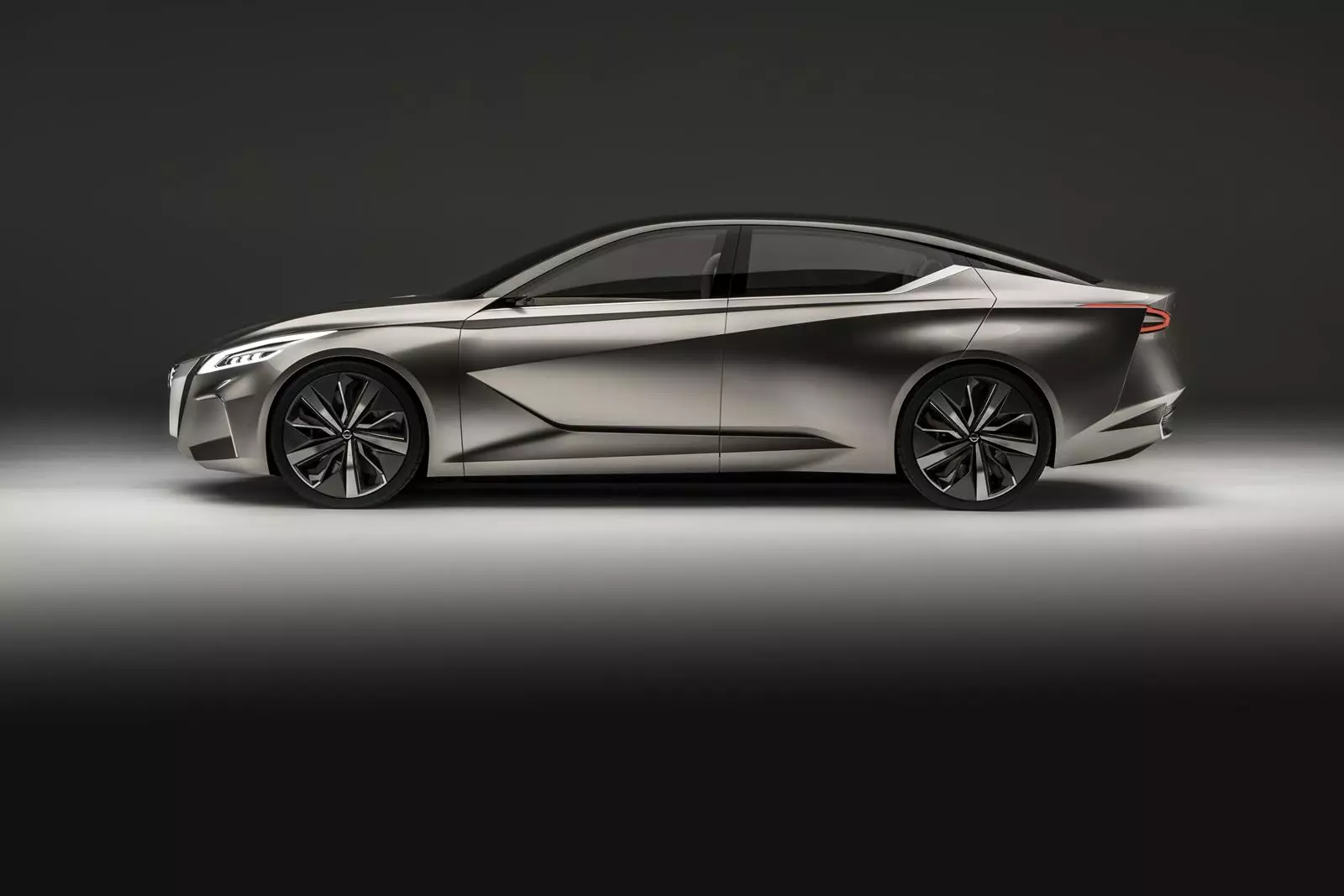 The curvature of the Maxima sedan’s hood and rear deck are very similar in this concept car, as are the rear fender bulges