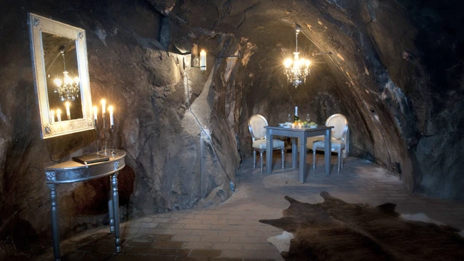 The eerie hotel suite accommodates two and is situated 155 meters (509 ft) below the earth's surface, amidst winding tunnels and deep cavities (image: Sala Silvermine)