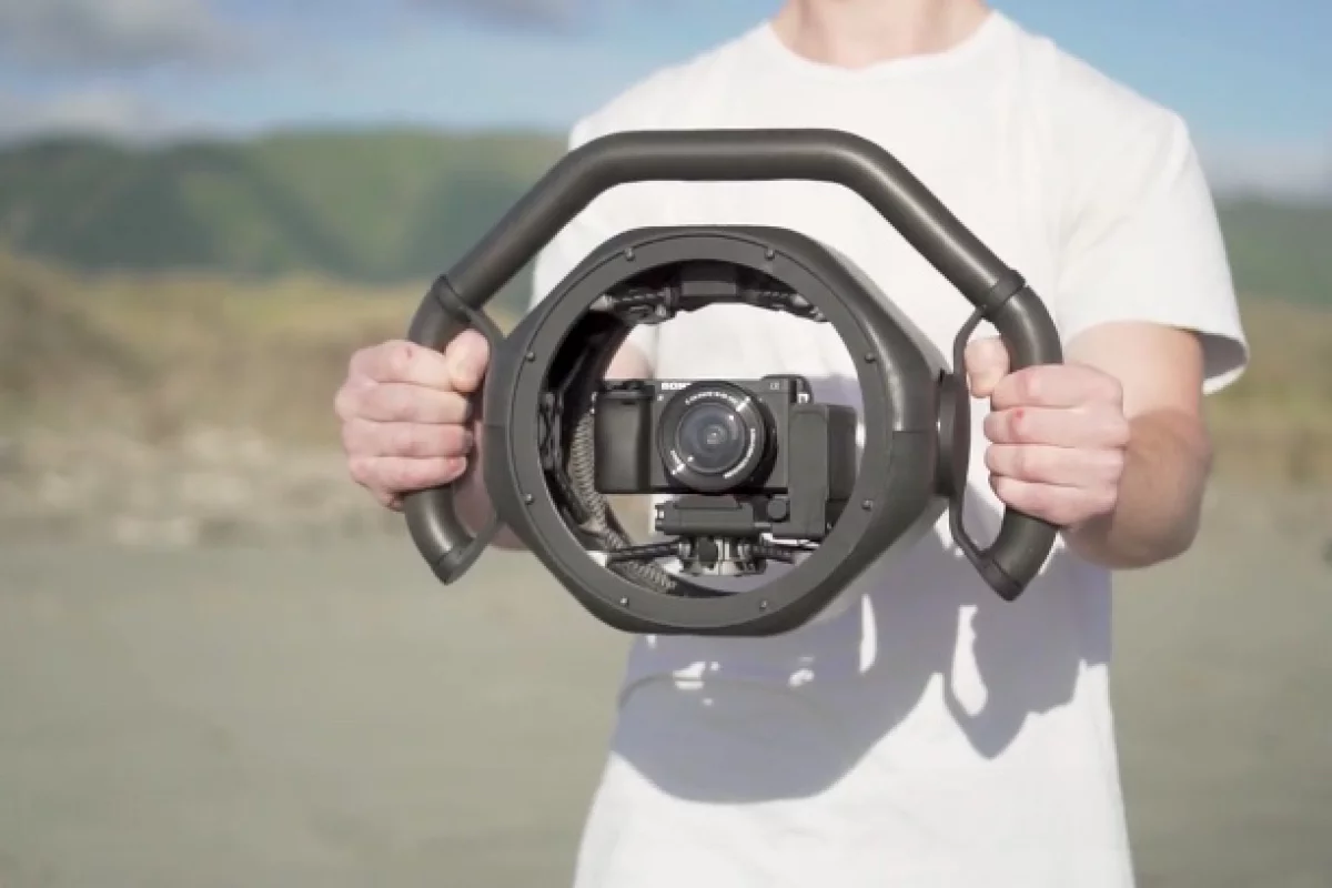 The Arculus Onyx is a 3-axis camera-stabilizing gimbal, but with a bit of a difference