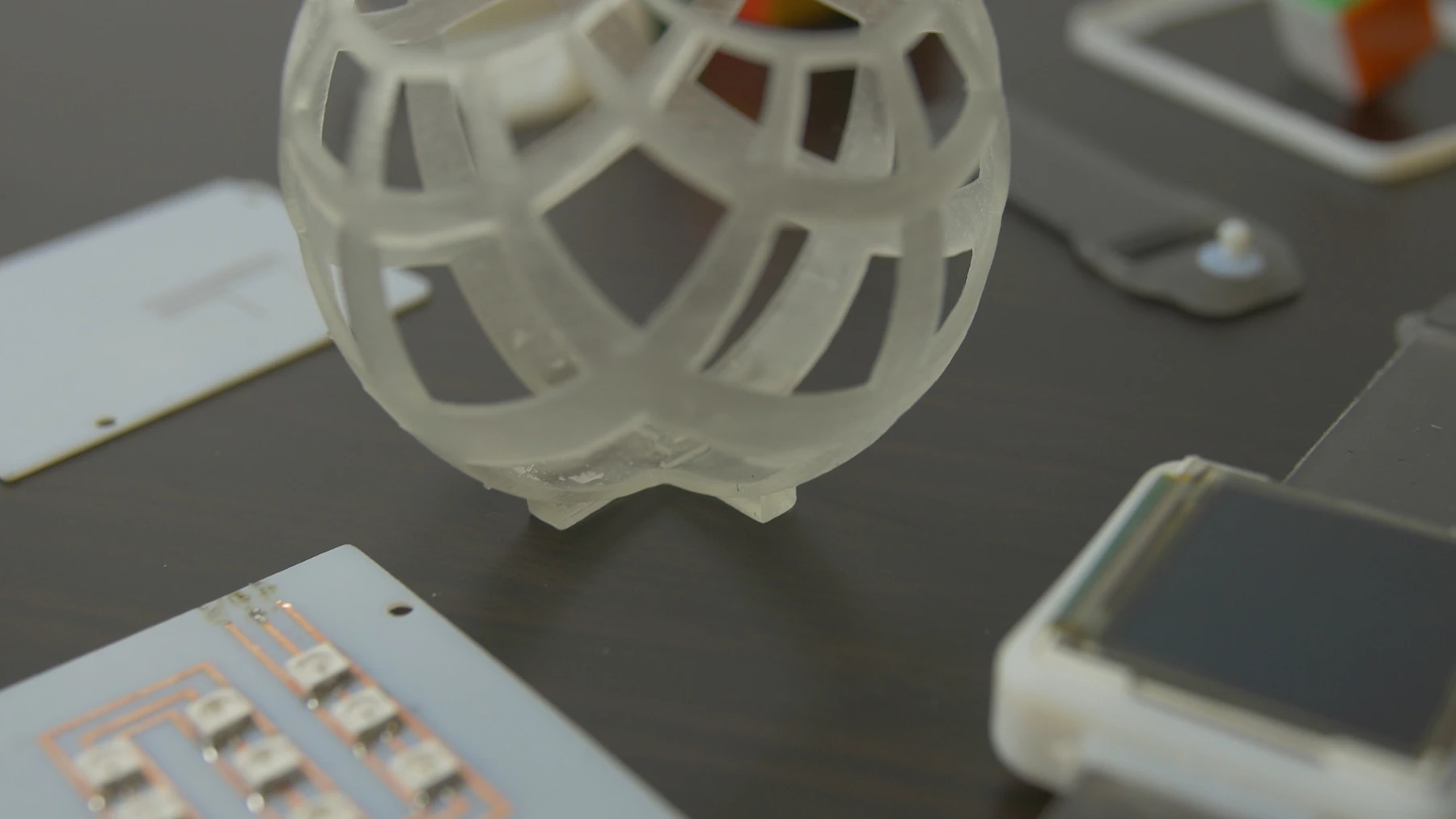 To make complex shapes, the NexD1 can prop up sections of the object with temporary support structures, which are then easily washed away later