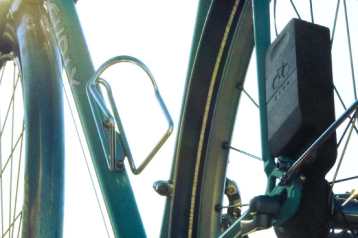 A close view of the Siva Cycle Atom installed on a bicycle