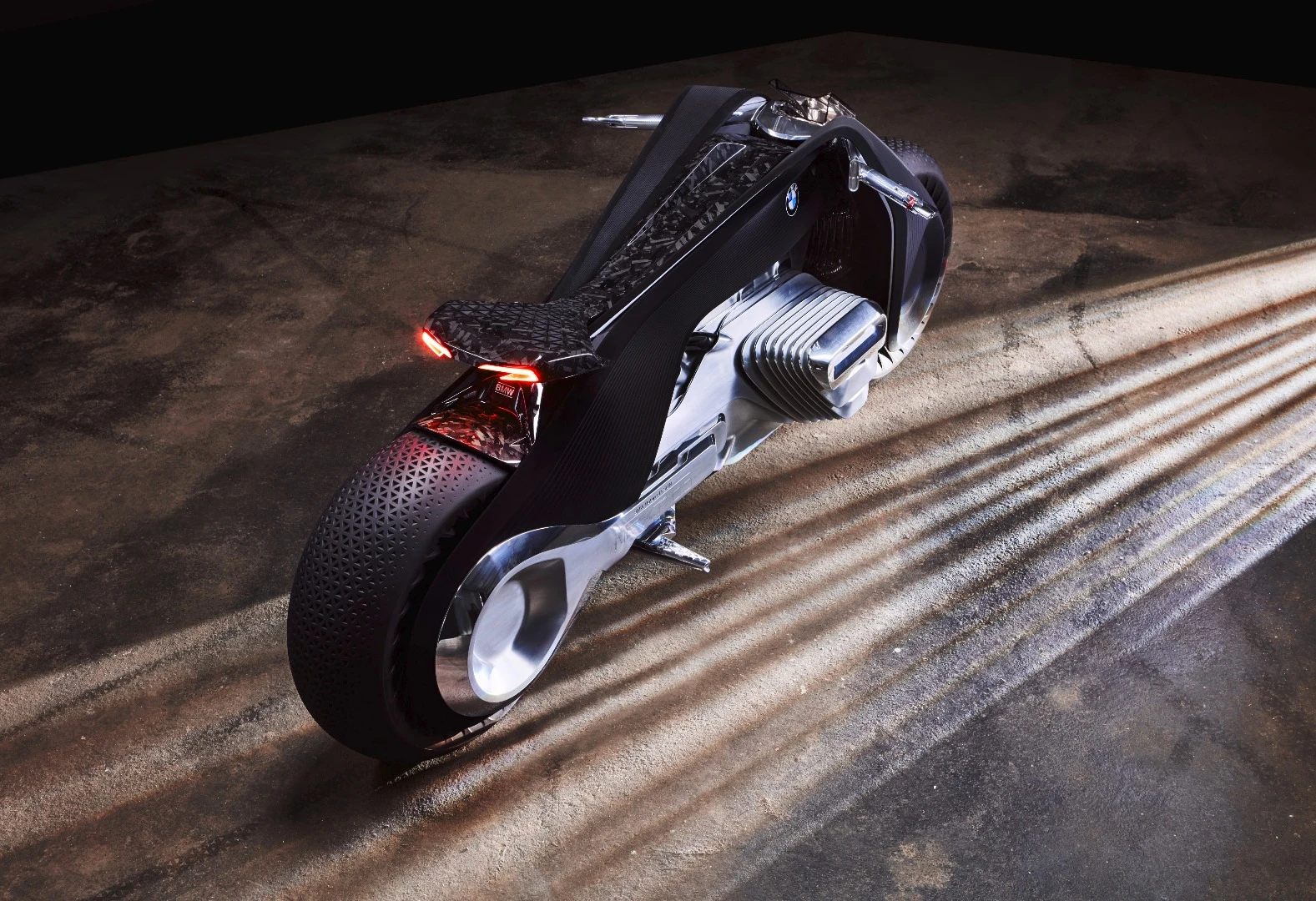 The polished aluminum finish of the engine covers is dynamic, moving outward during use to add aerodynamics around the rider’s legs, sucking in when the bike is at rest for a slim, simplistic profile