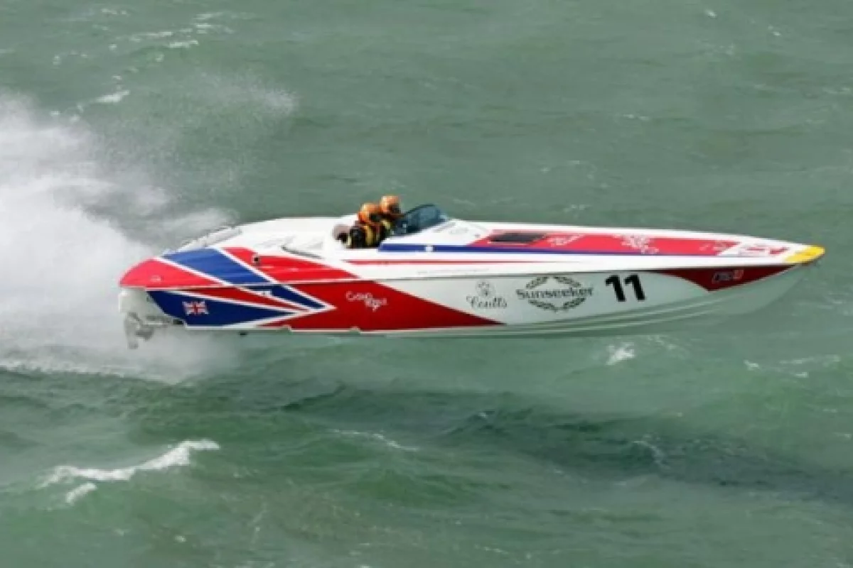 Sunseeker's XS2000 in racing trim
