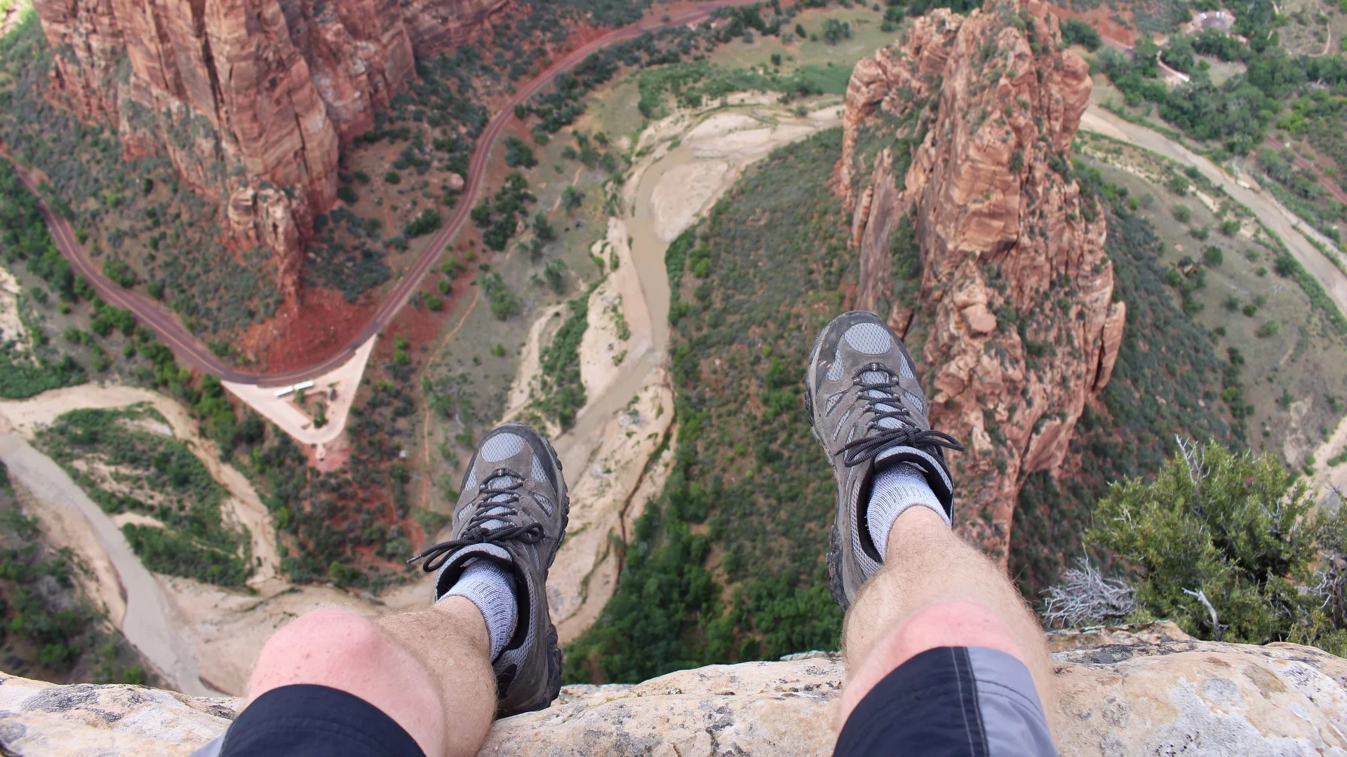 New research suggests a little magnetic brain stimulation prior to being exposed to your greatest fear in a VR headset could help you "unlearn" your anxiety response